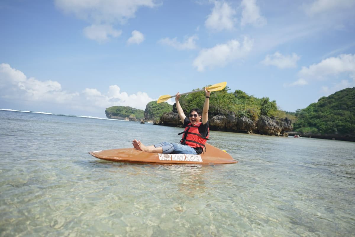 Pantai Tiga Warna
